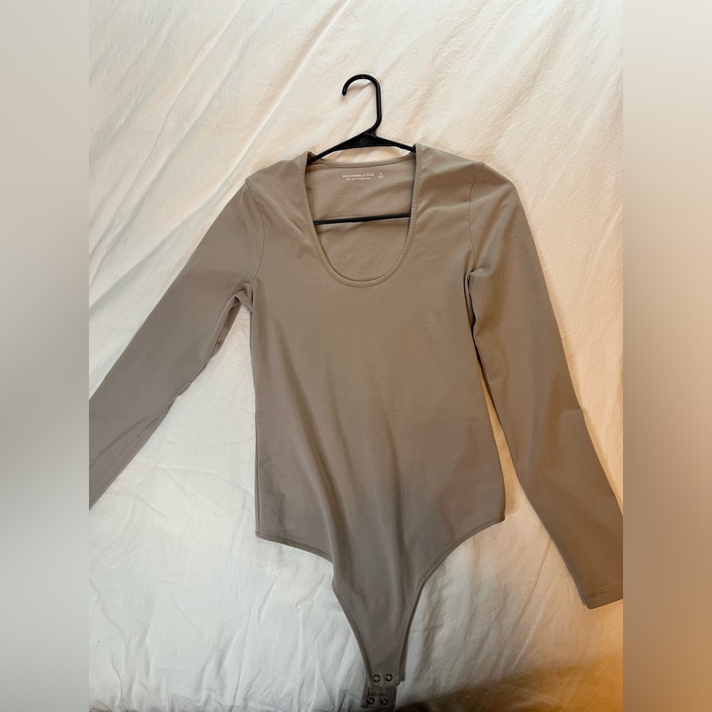 Abercrombie Soft Matte Seamless Long-Sleeve Scoop Neck Bodysuit light Grey